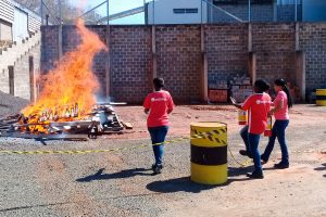 Treinamento e reciclagem da Brigada de Incêndio da Cozimax Móveis de Aço em 2018.