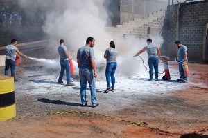 Treinamento e reciclagem da Brigada de Incêndio da Cozimax Móveis de Aço em 2018.